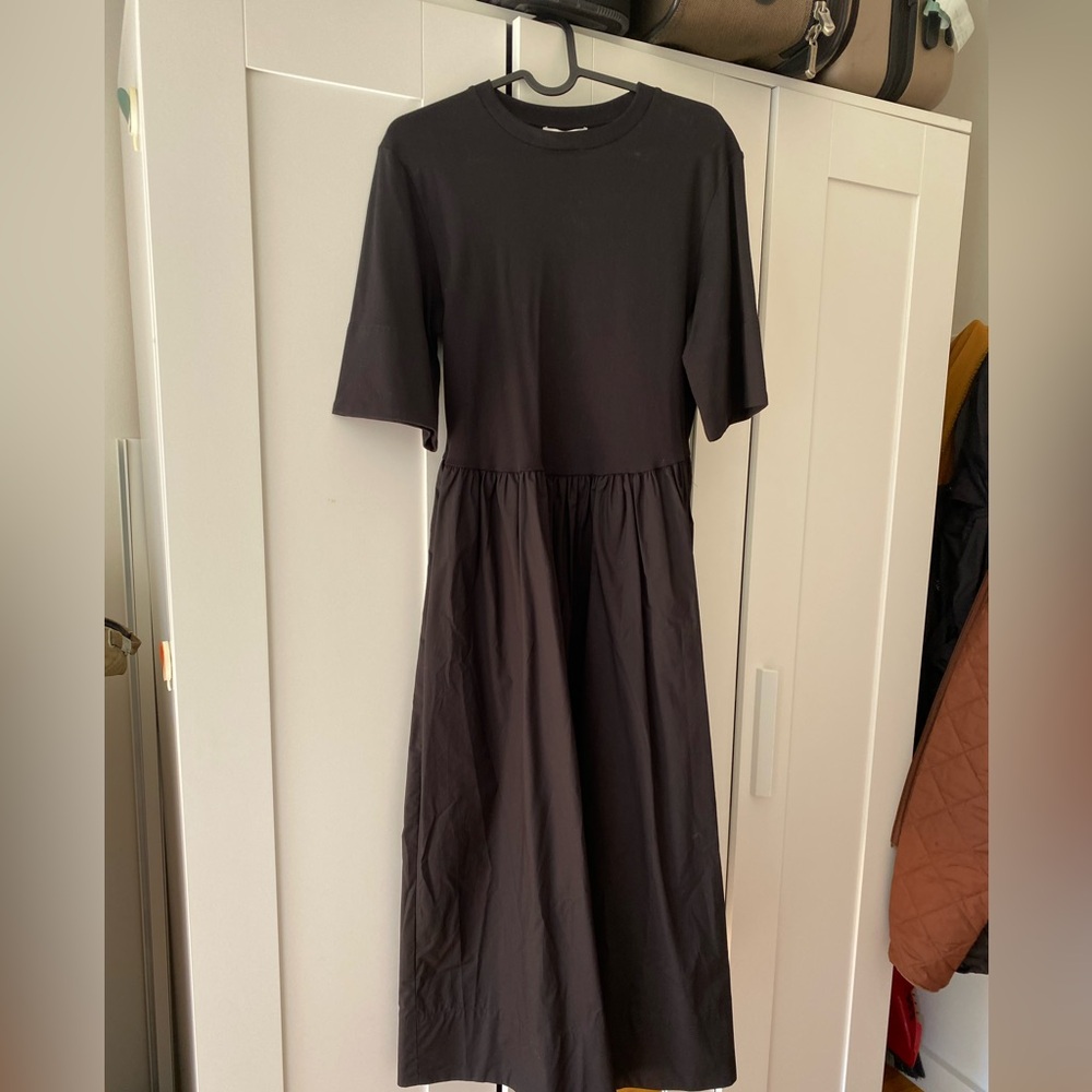 COS CONTRAST-PANEL MIDI DRESS.
